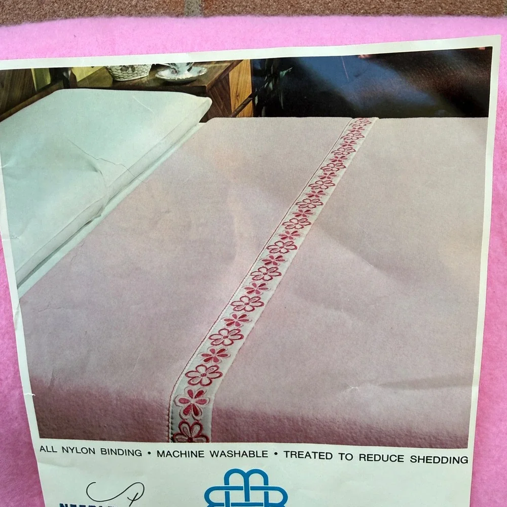 VTG Beacon Rosetta Pink Blanket Twin Full Floral Satin Trim Needlewoven NOS USA